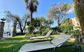 Casa vacanze Gabbianella villa con giardino lungolago Maderno